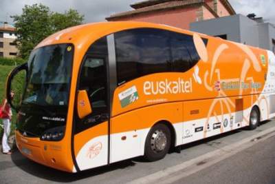 Grave accidente de autobús del auxiliar de Euskaltel Euskadi